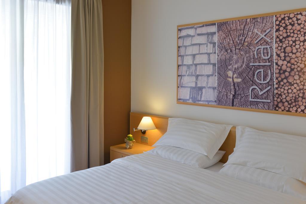 Vital Hotel Flora 코마노테르메 외부 사진