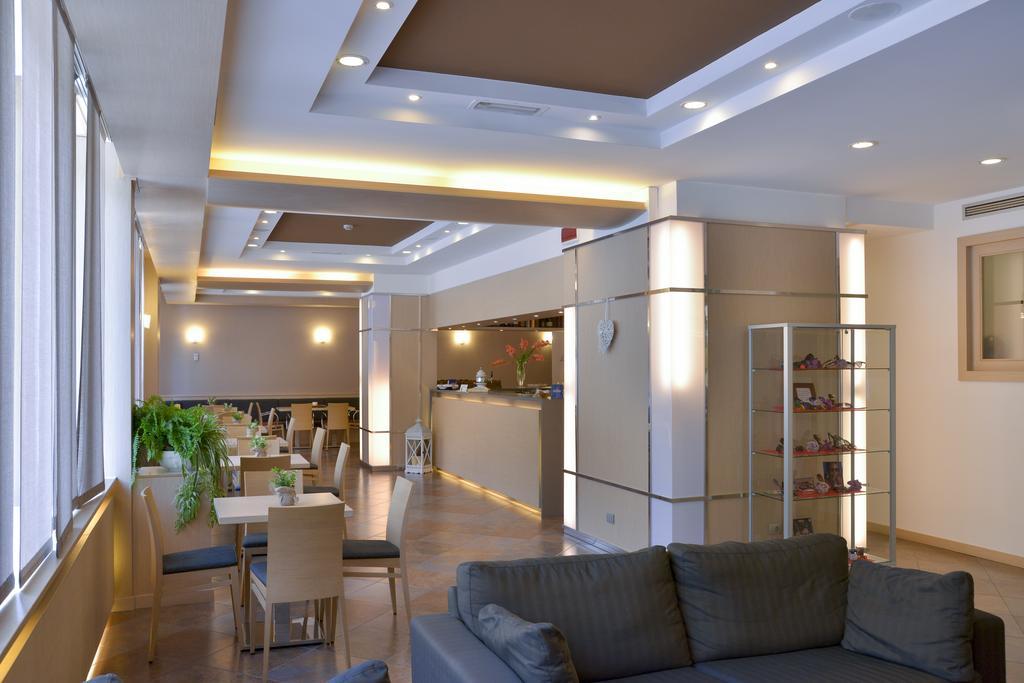 Vital Hotel Flora 코마노테르메 외부 사진