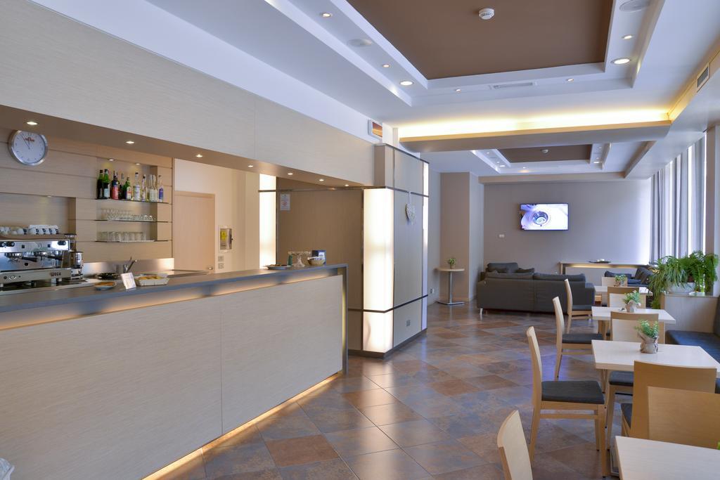 Vital Hotel Flora 코마노테르메 외부 사진