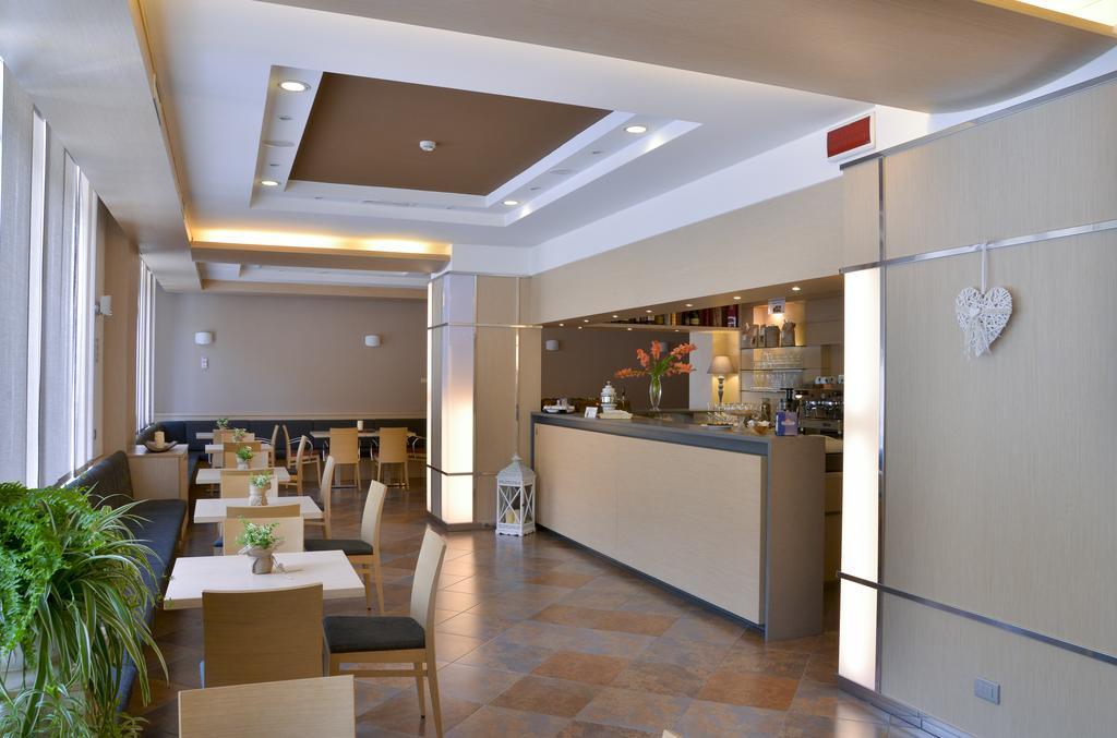 Vital Hotel Flora 코마노테르메 외부 사진