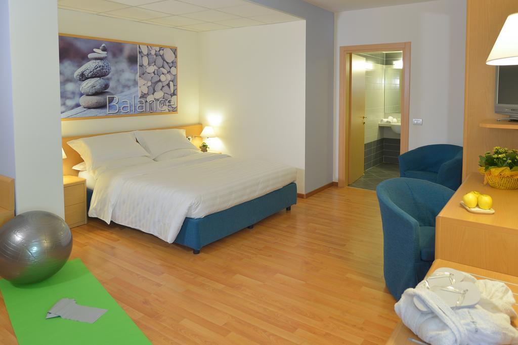 Vital Hotel Flora 코마노테르메 외부 사진