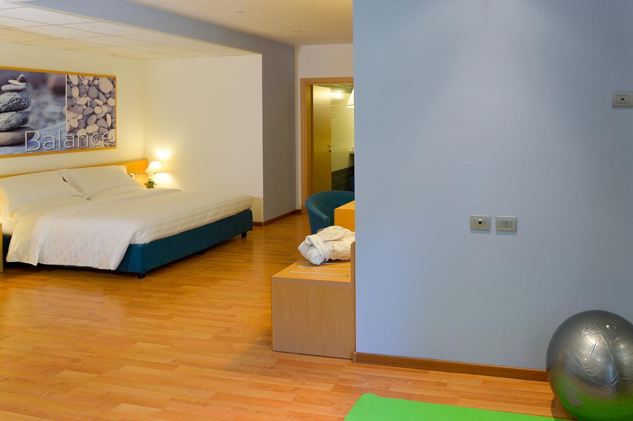 Vital Hotel Flora 코마노테르메 외부 사진