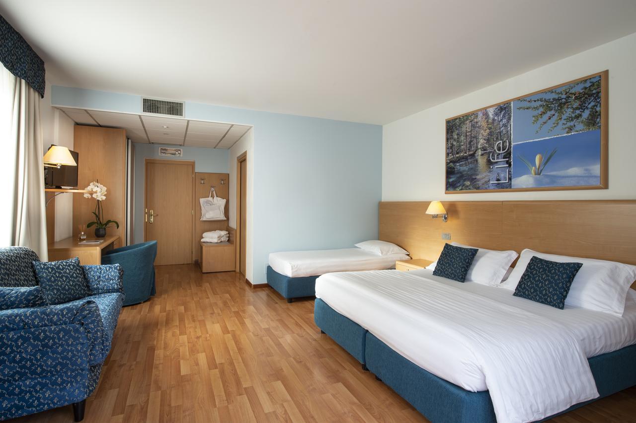 Vital Hotel Flora 코마노테르메 외부 사진